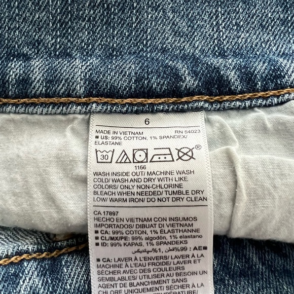 Old Navy Denim Boyfriend Shorts size 6 - Picture 4 of 4
